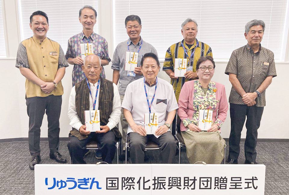 ［贈呈式会場（琉球銀行本店）にて］写真